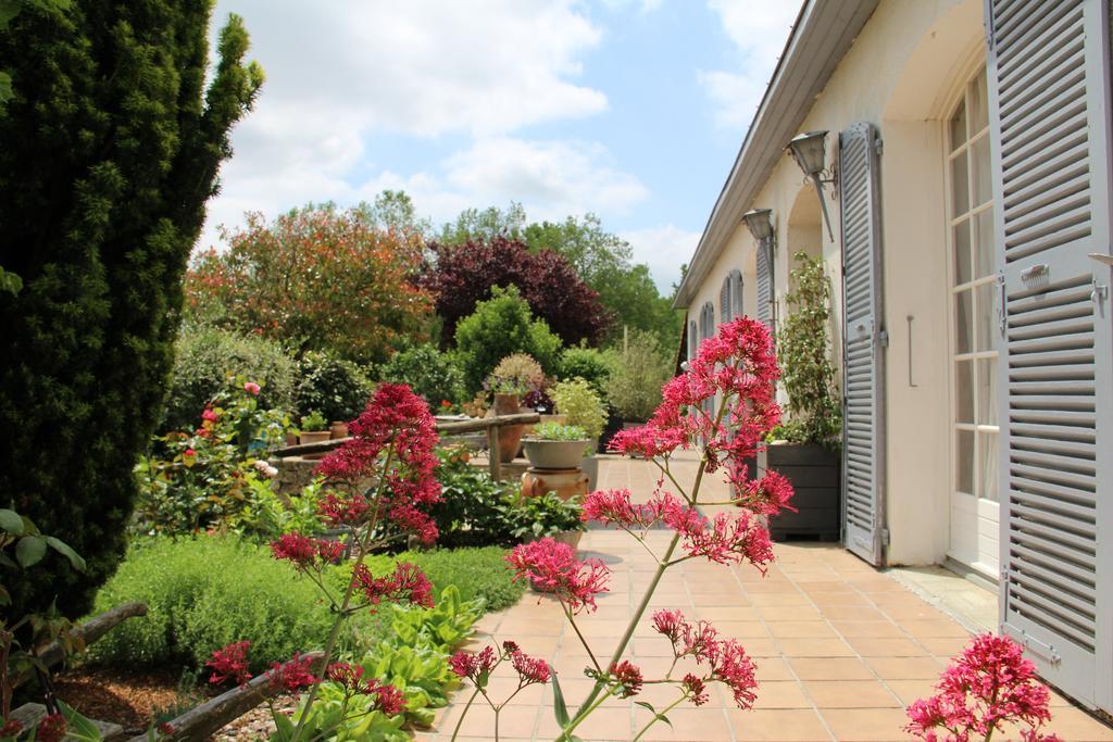 Maison D'Hotes Le Lavoir Fontaines  Exterior photo