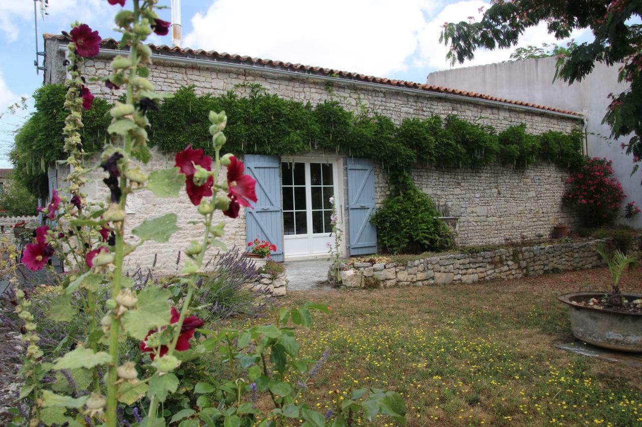 Maison D'Hotes Le Lavoir Fontaines  Exterior photo